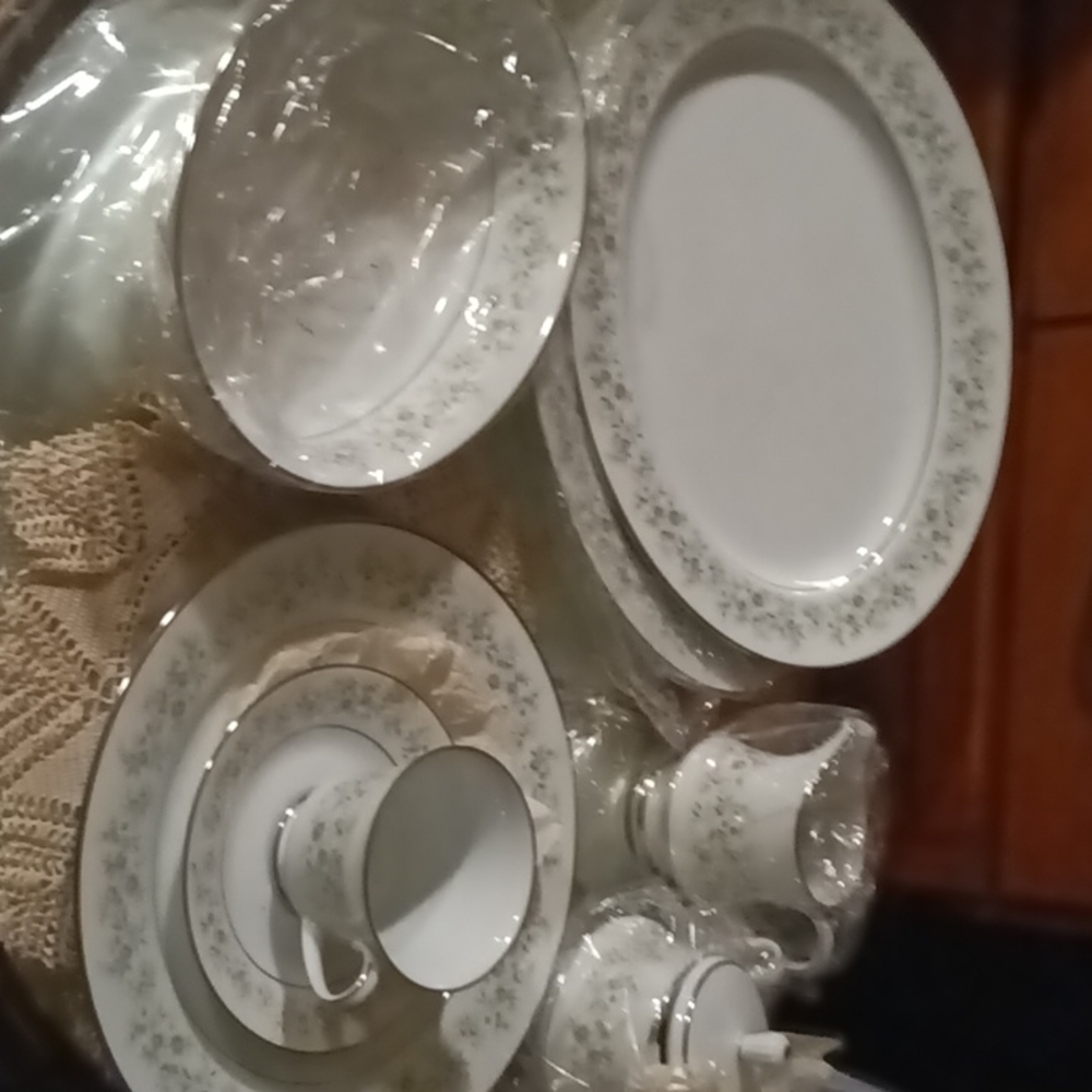 China Set for 8 Noritake Savannah Complete Dinnerware Set 45 Pieces Pla